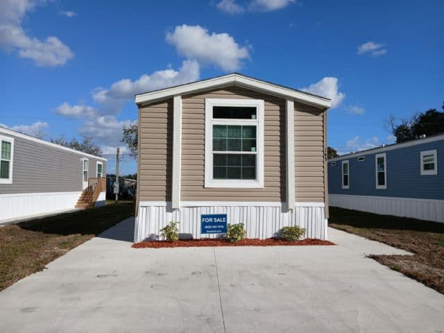 Manufactured home in Lakeland, FL 33810