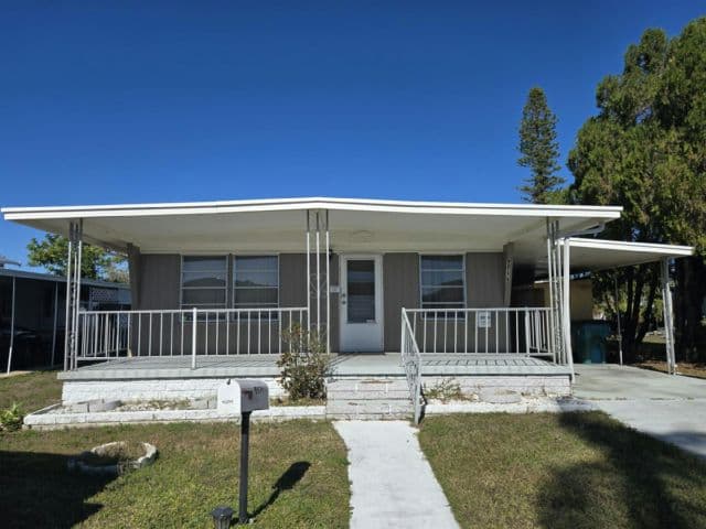 Manufactured home in Pinellas Park, FL 33782