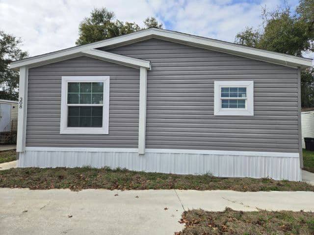 Manufactured home in Seffner, FL 33584