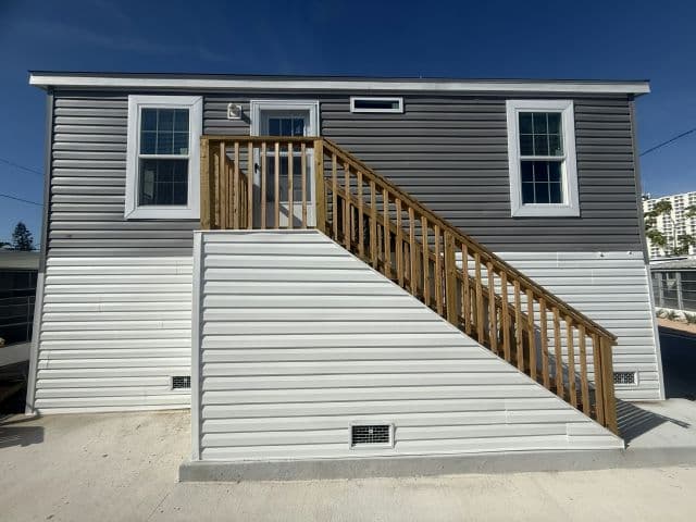 Manufactured home in South Pasadena, FL 33707