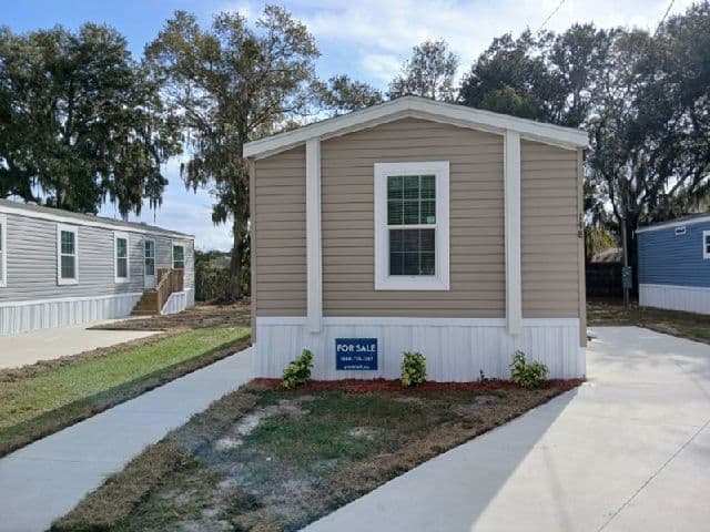 Manufactured home in Lakeland, FL 33810