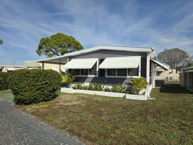 Manufactured home in St. Petersburg, FL 33709