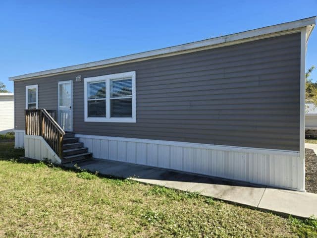 Manufactured home in Bradenton, FL 34203