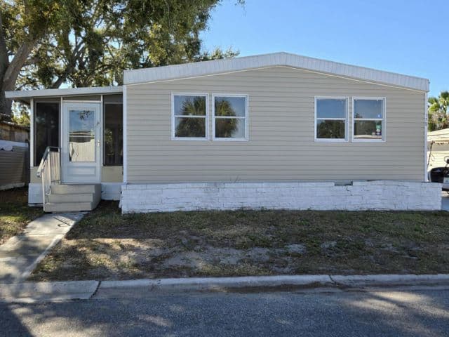 Manufactured home in Bradenton, FL 34203