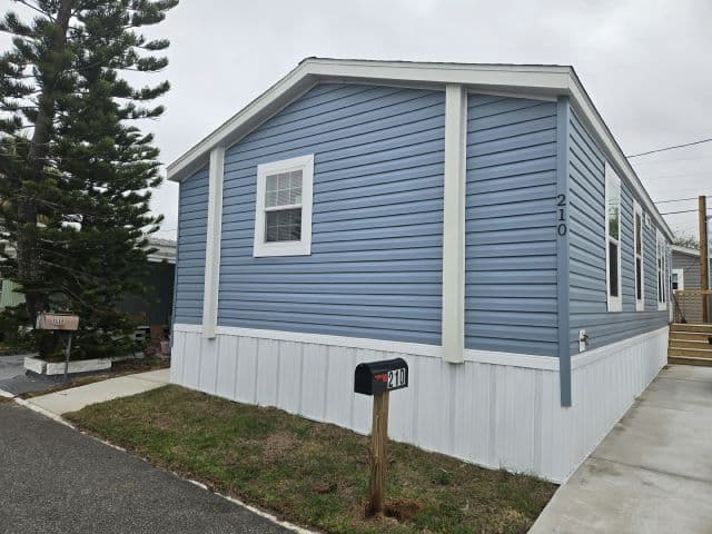 Manufactured home in St. Petersburg, FL 33709