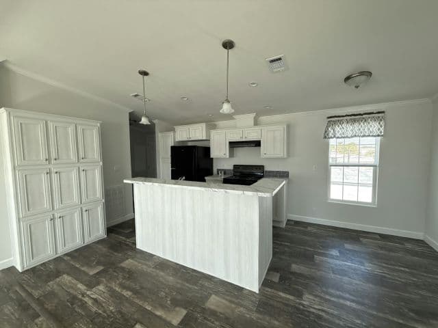 Manufactured home in South Pasadena, FL 33707