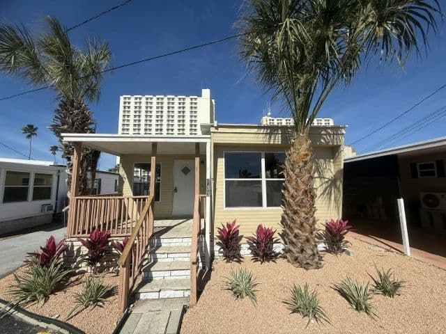 Manufactured home in South Pasadena, FL 33707