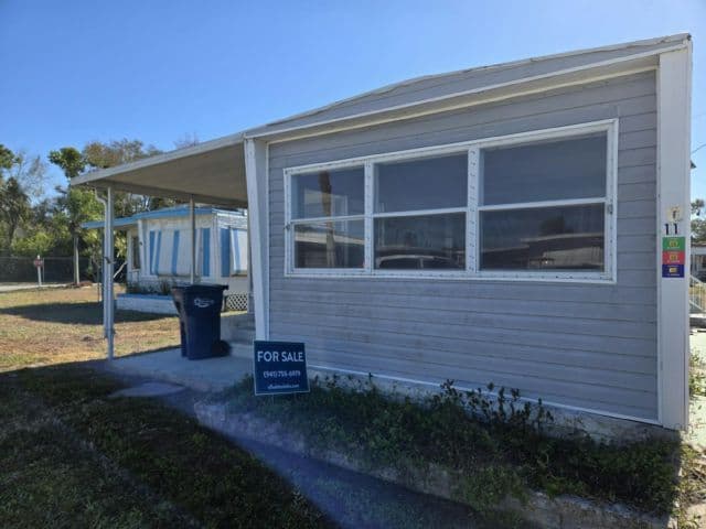 Manufactured home in Sarasota, FL 34243