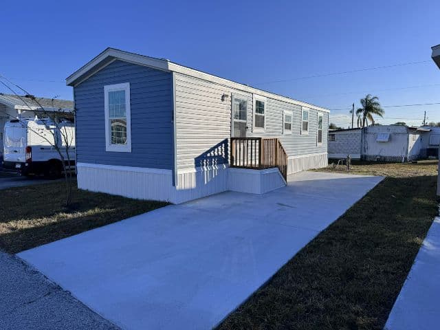 Manufactured home in Largo, FL 33773
