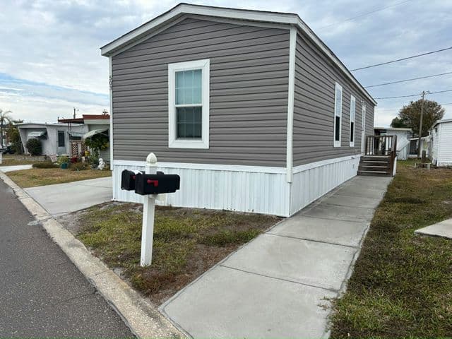 Manufactured home in St. Petersburg, FL 33714