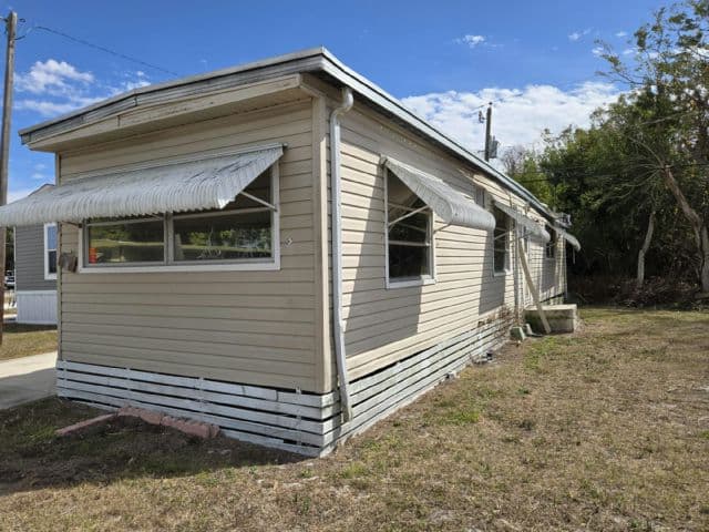 Manufactured home in Palmetto, FL 34221