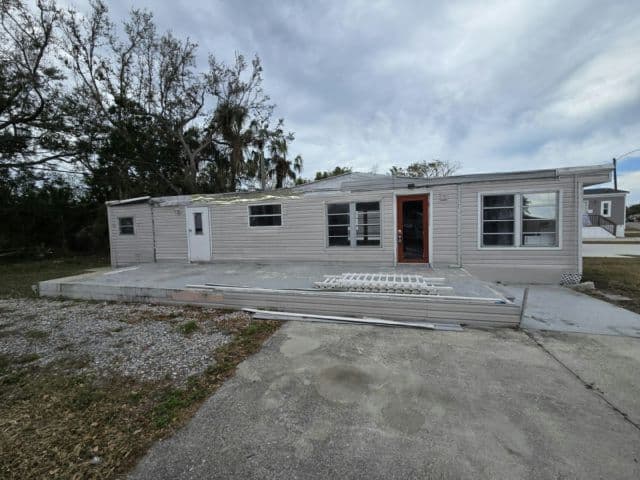 Manufactured home in Palmetto, FL 34221