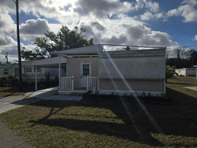 Manufactured home in Palmetto, FL 34221