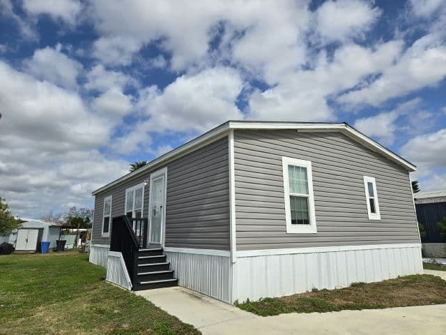 Manufactured home in Tampa, FL 33610