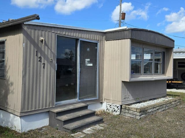 Manufactured home in Palmetto, FL 34221