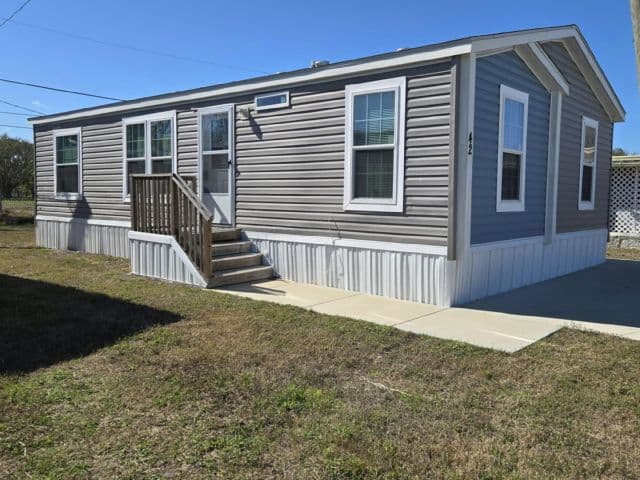 Manufactured home in Palmetto, FL 34221