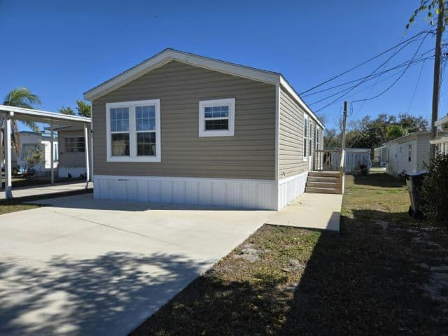 Manufactured home in Palmetto, FL 34221