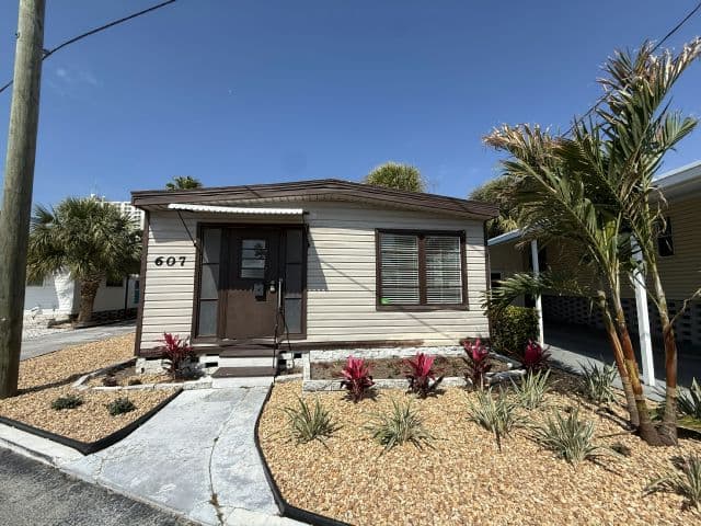 Manufactured home in South Pasadena, FL 33707