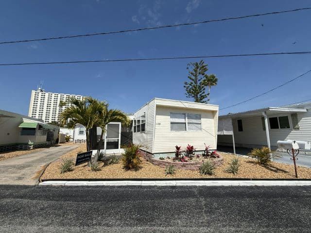Manufactured home in South Pasadena, FL 33707