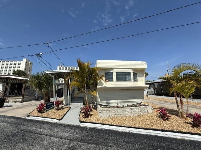 Manufactured home in South Pasadena, FL 33707