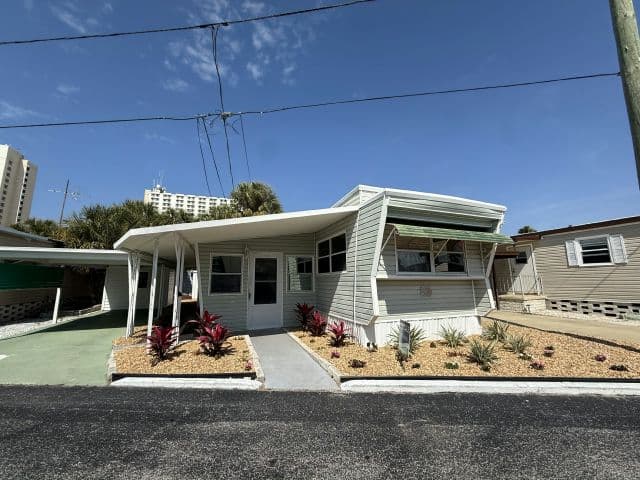 Manufactured home in South Pasadena, FL 33707