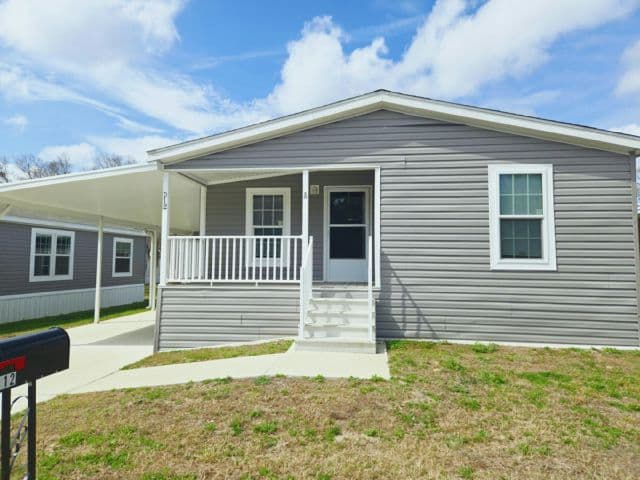 Manufactured home in Ocala, FL 34470