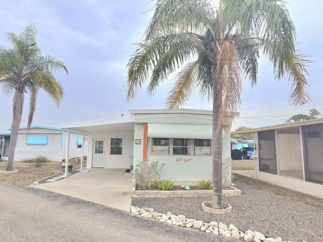 Manufactured home in St. Petersburg, FL 33709