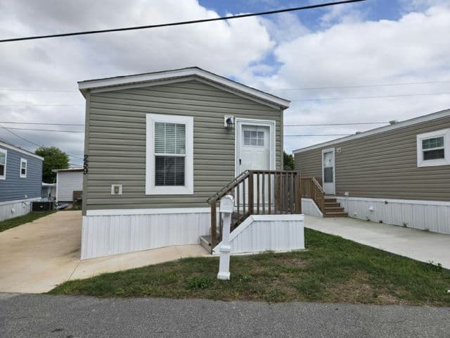 Manufactured home in St. Petersburg, FL 33714