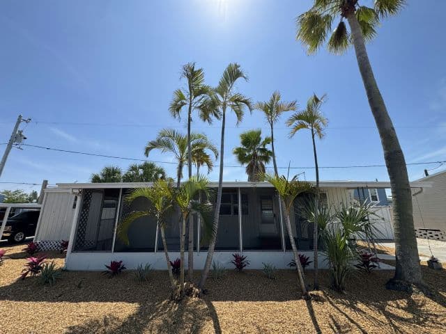 Manufactured home in South Pasadena, FL 33707