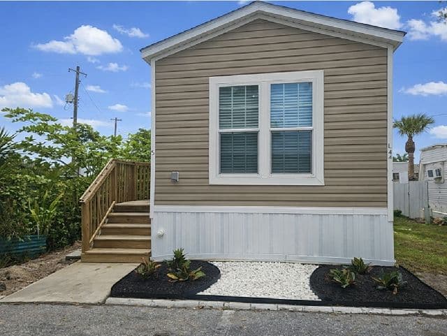Manufactured home in West Palm Beach, FL 33405