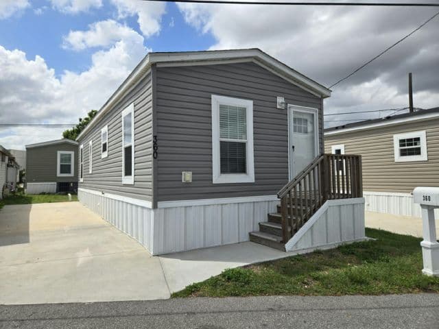 Manufactured home in St. Petersburg, FL 33714