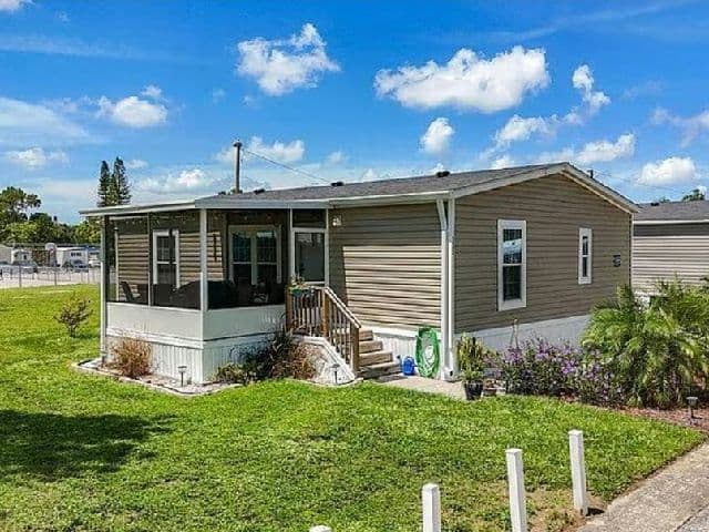 Manufactured home in Largo, FL 33771