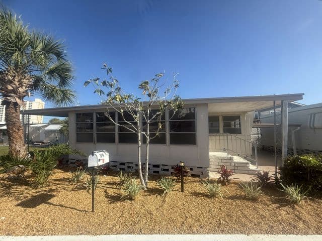 Manufactured home in South Pasadena, FL 33707