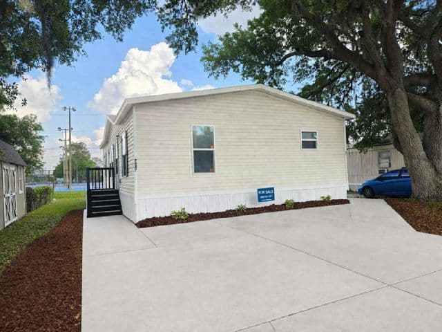 Manufactured home in Lakeland, FL 33810