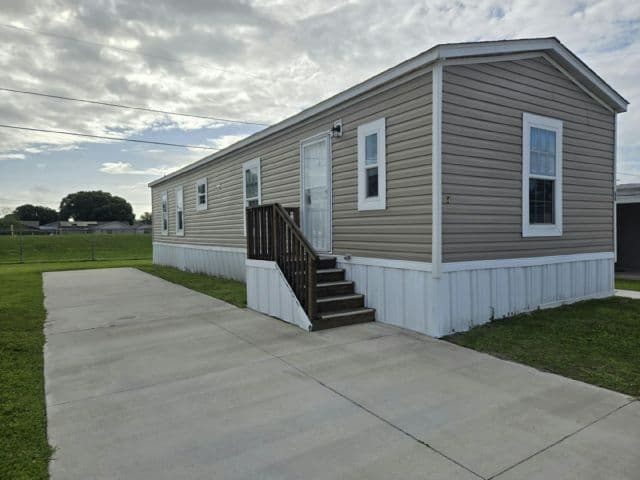Manufactured home in Winter Haven, FL 33884