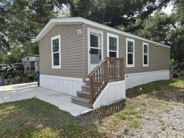 Manufactured home in Palmetto, FL 34221