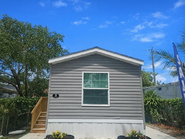 Manufactured home in West Palm Beach, FL 33405