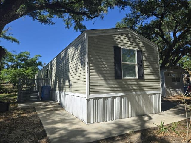 Manufactured home in Tampa, FL 33610