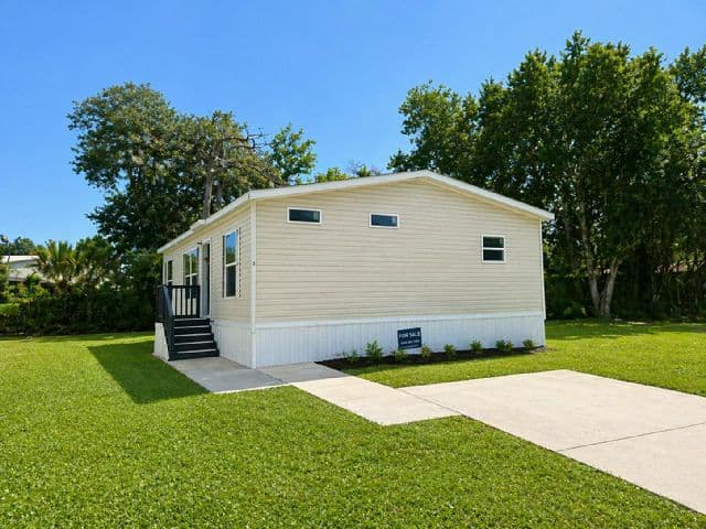 Manufactured home in Lakeland, FL 33810