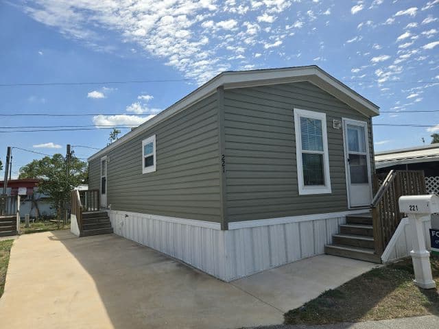 Manufactured home in St. Petersburg, FL 33714
