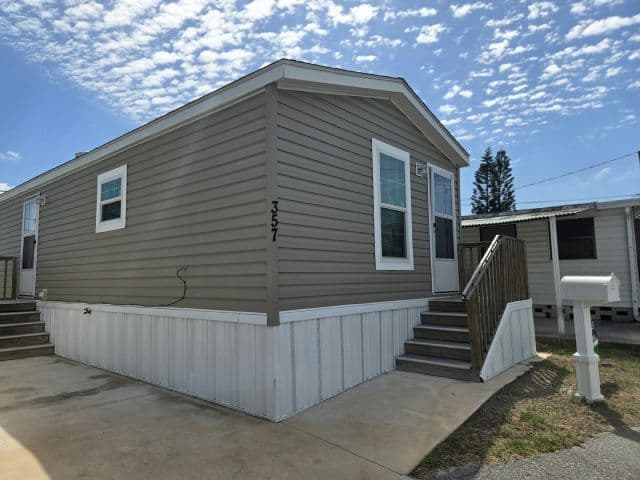 Manufactured home in St. Petersburg, FL 33714