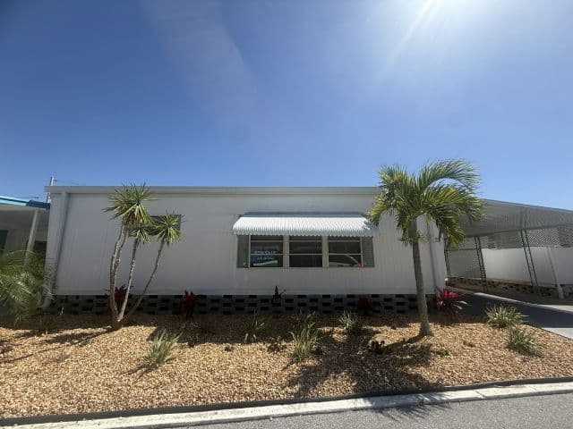 Manufactured home in South Pasadena, FL 33707