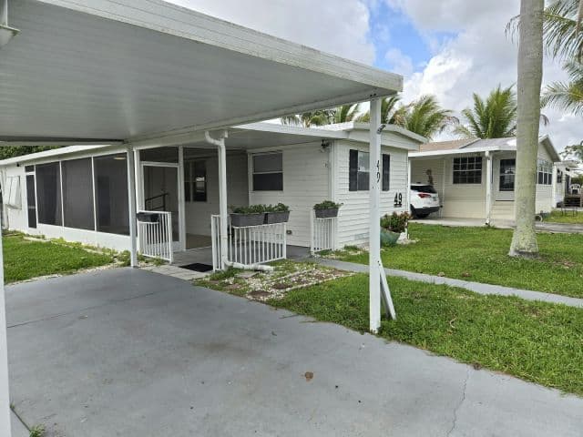 Manufactured home in Greenacres, FL 33463
