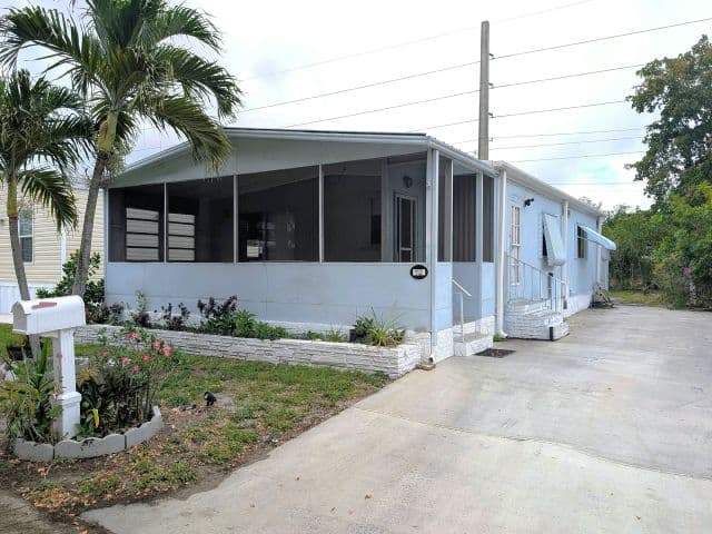 Manufactured home in Deerfield Beach, FL 33064