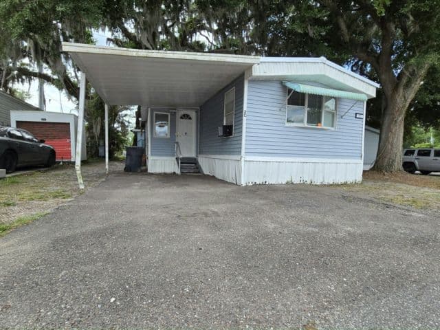 Manufactured home in Lutz, FL 33549
