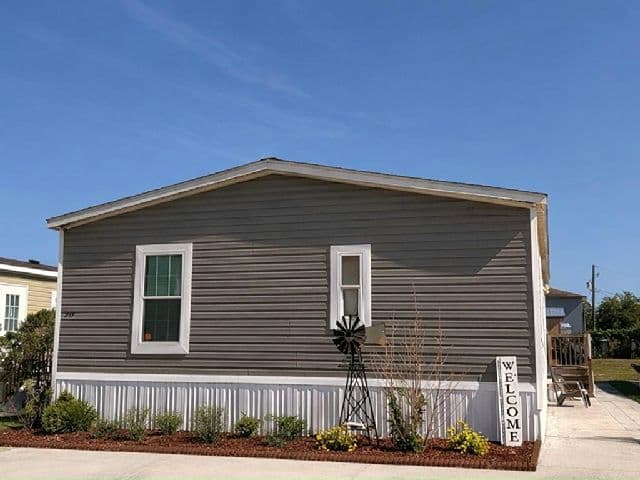 Manufactured home in Seffner, FL 33584