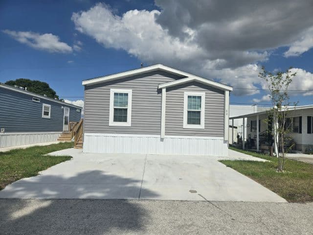 Manufactured home in Largo, FL 33773