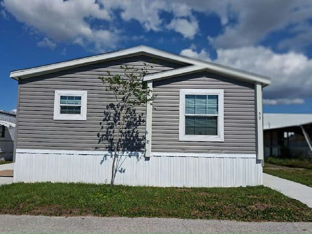 Manufactured home in Largo, FL 33773