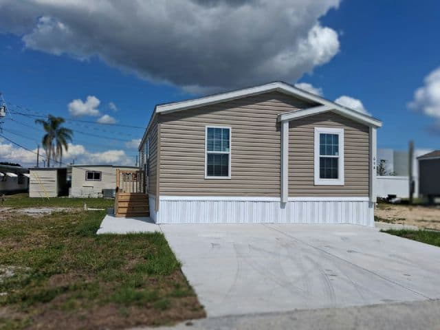 Manufactured home in Largo, FL 33773