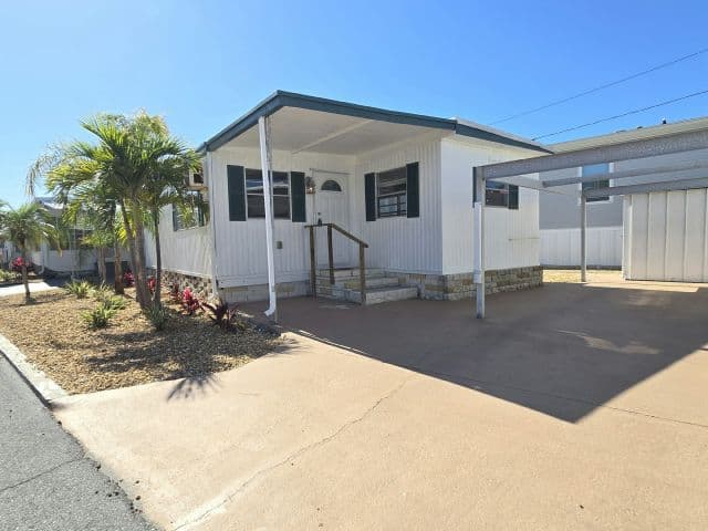 Manufactured home in South Pasadena, FL 33707